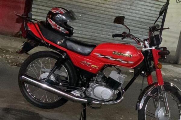 Una pareja denuncia que dos delincuentes les robaron su motocicleta, la cual la familia usaba como medio de transporte y sustento.