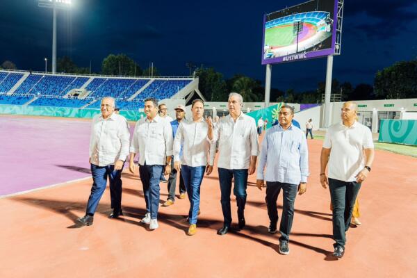 El presidente Luis Abinader inauguró este sábado la primera etapa de la remodelación del Estadio Olímpico Félix Sánchez.