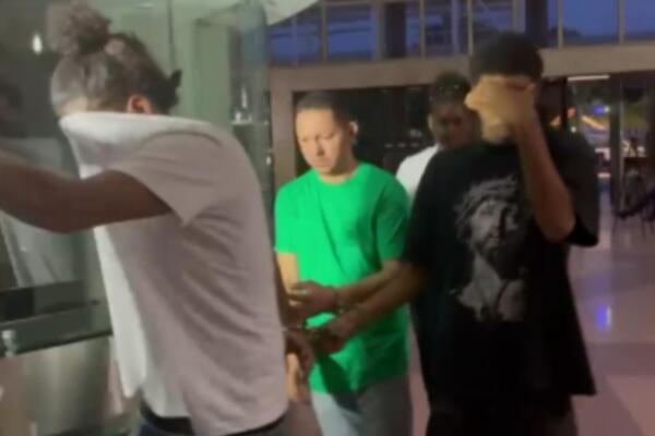 Robín Alejandro Arias Gómez, momento en que era trasladado junto a otros detenidos.