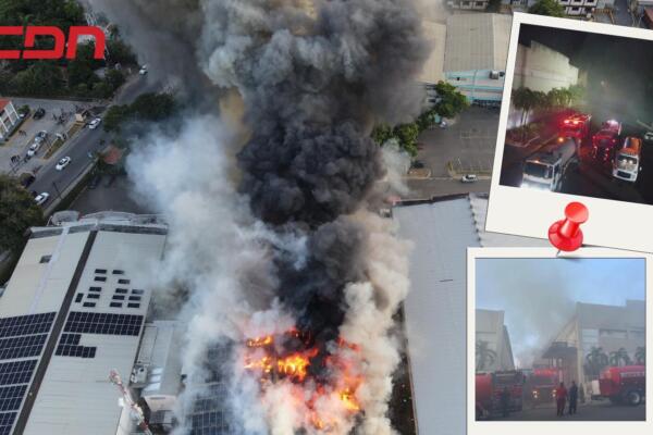 El siniestro afectó una nave industrial de dos niveles en la zona franca de Gurabo