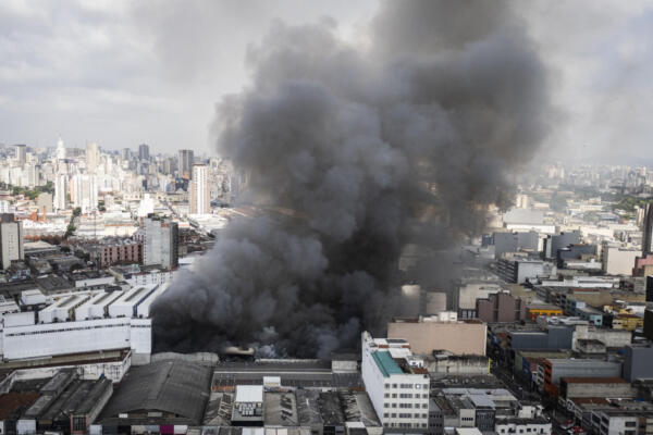 Incendio que afectó el edificio Shopping, ubicado en Brás. EFE