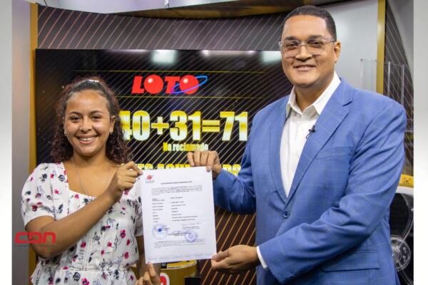 Leidsa entrega certificado a manicurista se ganó 71 millones en el Loto.(foto, fuente externa)