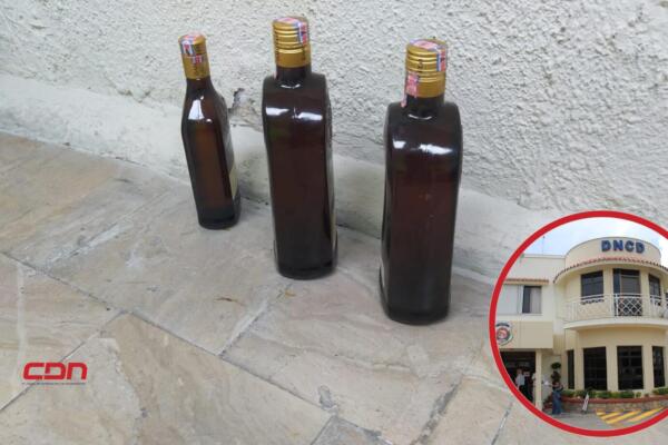 DNCD ocupa botellas de ron llenas de cocaína líquida.(foto, fuente externa)