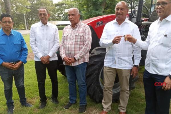 Universidad ISA recibe tractor del Ministerio de Agricultura.(foto, fuente externa)