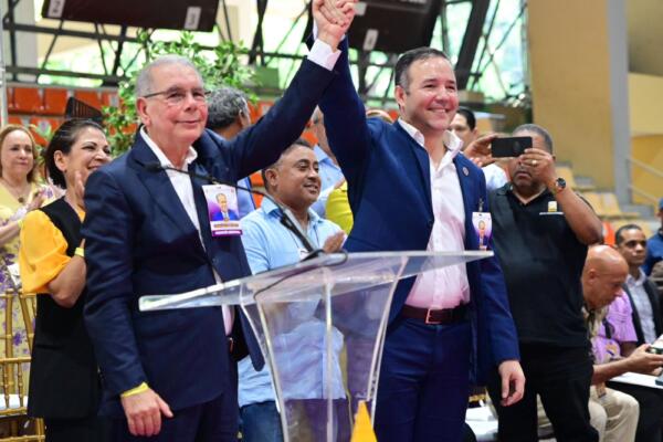 Johnny Pujols, nuevo secretario general del PLD, junto a Danilo Medina, reelecto presidente del partido. FOTO: Fuente externa