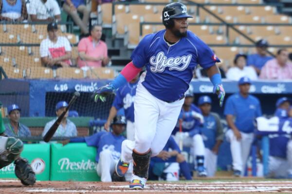 Juan Francisco al momento que jugaba con los Tigres del Licey