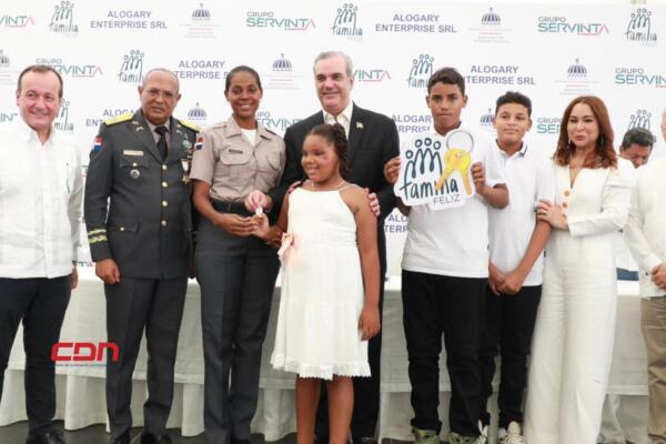 Abinader entrega 250 apartamentos a miembros de la Policía Nacional en Los Alcarrizos.(foto, fuente externa)