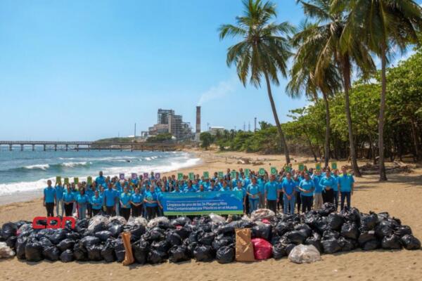 Jóvenes voluntarios de ASEZ recogen 8.13 toneladas de basura en Playa Gringo.(foto, fuente externa)