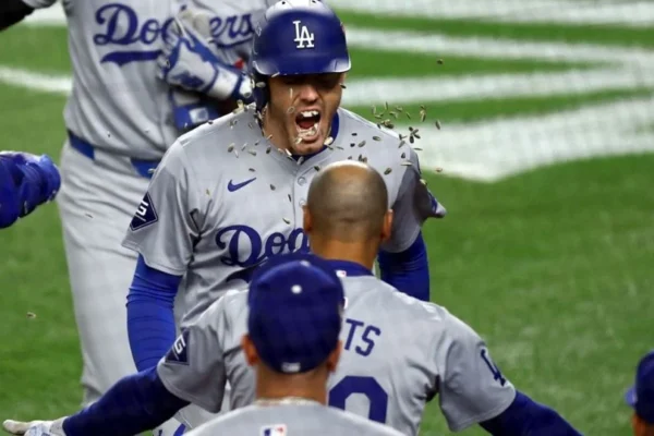 Jugadores de los Dodgers celebran al vencer a los Yankees en el juego 3 de la Serie Mundial