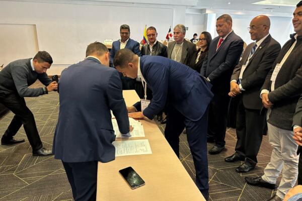 El alcalde de San Juan de la Maguana, Lenin de la Rosa, firmó un convenio sobre manejo de residuos y ordenamiento territorial en Colombia.