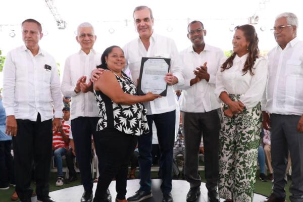 Luis Abinader entregó este jueves 752 títulos de propiedad en el proyecto Cotuí-Cevicos.(foto, fuente externa)