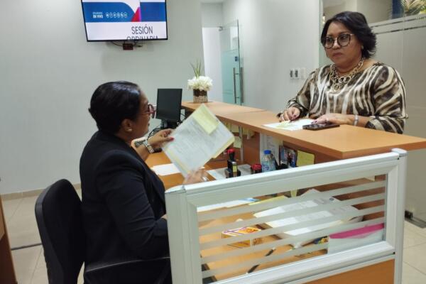La-periodista-Nurys-Paulino-al-momento-de-inscribir-su-candidatura-a-miembro-titular-de-la-JCE.-CDN-Digital.