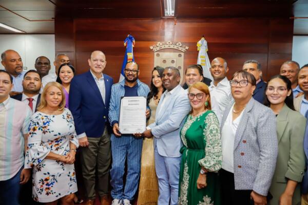 Bachatero Luis Vargas y empresario Alberto Cruz  recibiendo reconocimiento.