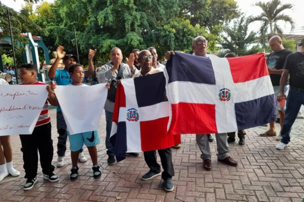 Comunitarios de Vicente Noble marcharon por sus principales calles en contra la presencia masiva de haitianos sin documentos.