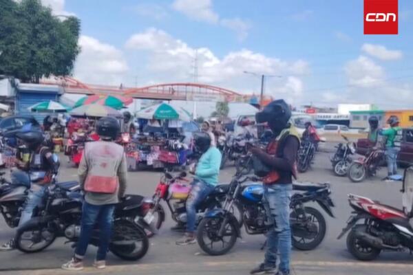 Con la nueva reforma fiscal los motoconchos verán el aumento de impuestos, los cuales, aseguran, les afectarán en su trabajo (foto: Yovany Corporán)