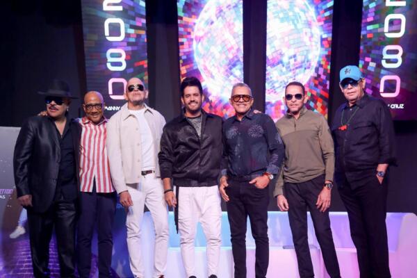 Manny-junto-a-artistas-homenajeados-en-el-disco-2080.-CDN-Digital.