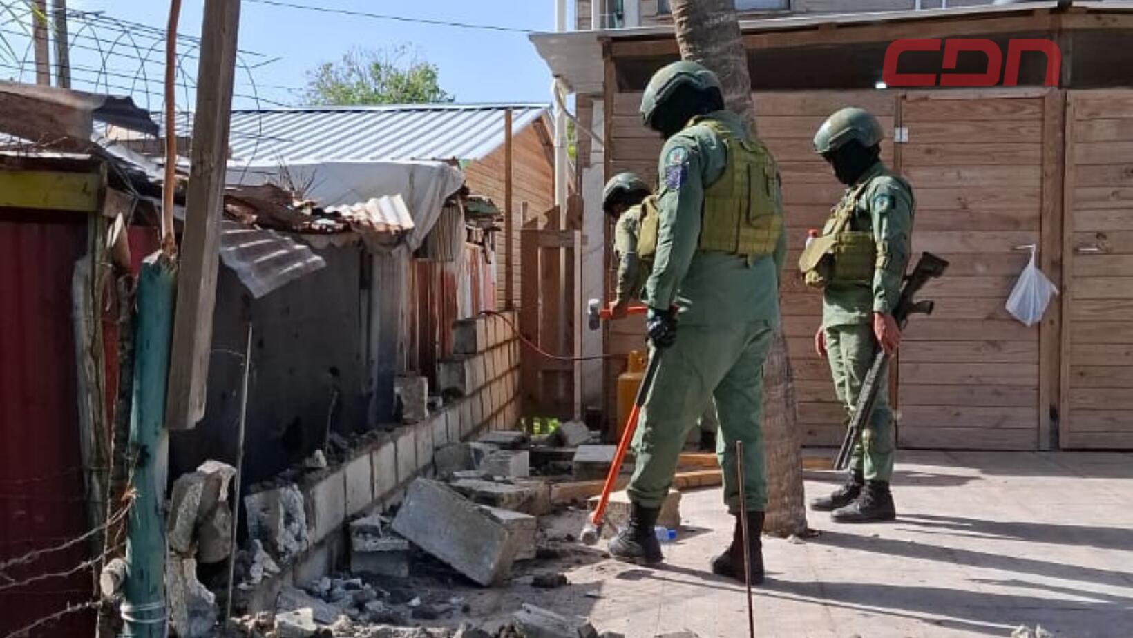 Demuelen pared construida sin permisos