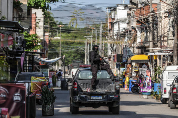 Policías militares durante un operativo contra el narcotráfico en una favela de Río de Janeiro.EFE/André Coelho
