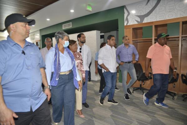 Ministro de Deportes, Kelvin Cruz, en compañia de otras autoridades.