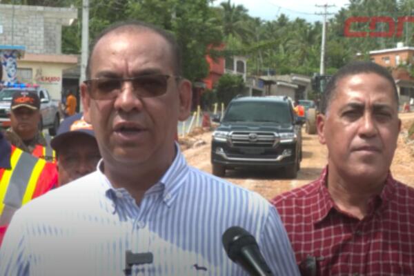 Deligne Ascención, ministro de Obras Públicas.