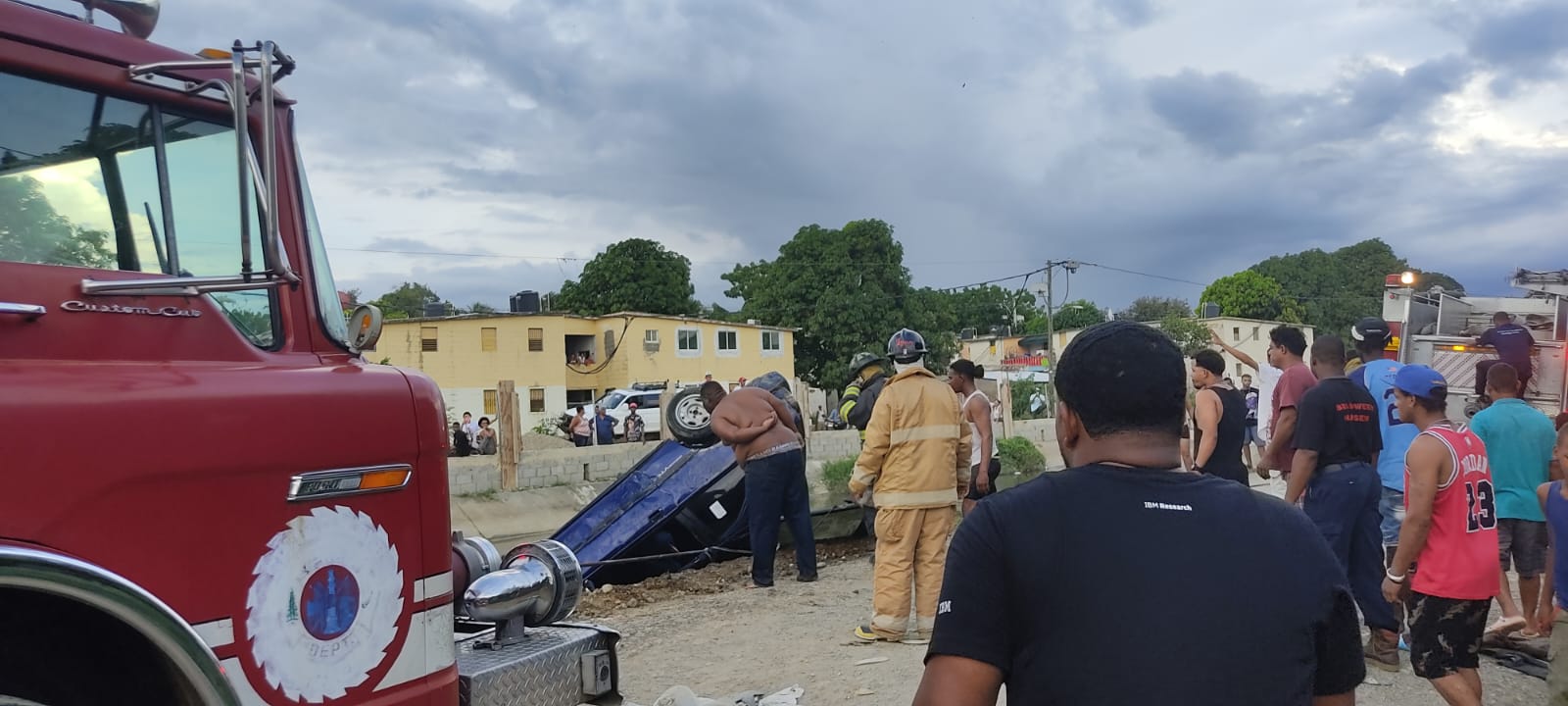 Padre muere y su hija desaparece tras caer vehículo en canal de riego en Santiago