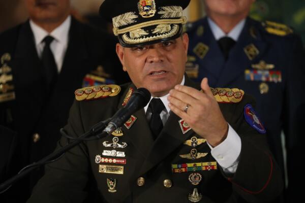 Nicolás Maduro ratifica a Padrino López como ministro de Defensa de Venezuela