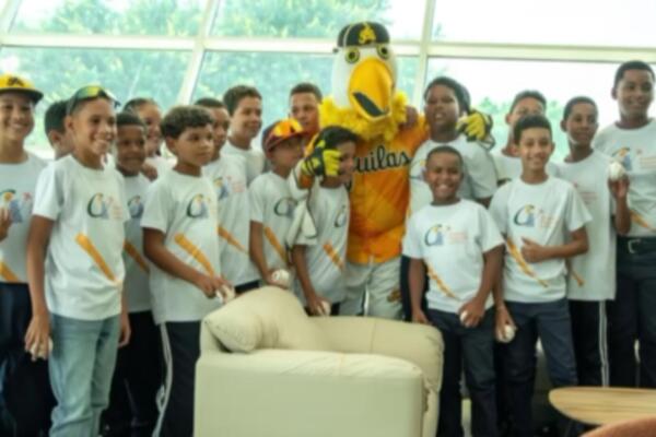 Niños compartiendo con mascota del equipo de las Águilas Cibaeñas.