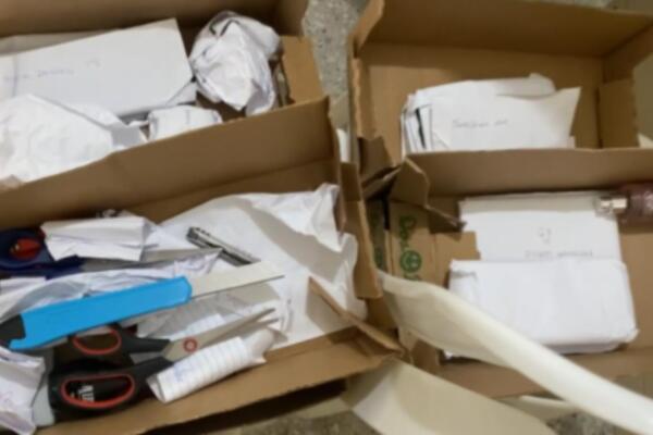 Objetos incautados dentro de mochilas de estudiantes.