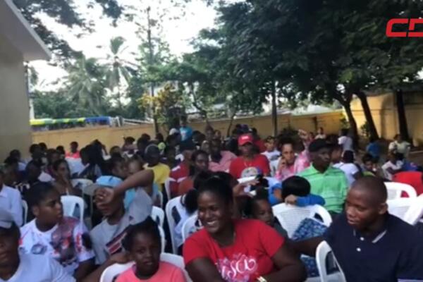 El operativo médico se organizó en 29 consultorios habilitados en la escuela primaria, donde médicos de diversas especialidades atendieron a los pacientes. 