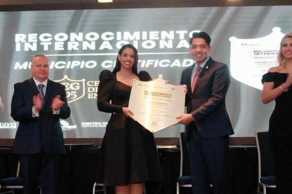 Otorgan reconocimiento de excelencia a Betty Geronimo en México