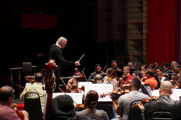 José Antonio Molina y la Orquesta Sinfónica Nacional
Foto. Fuente externa