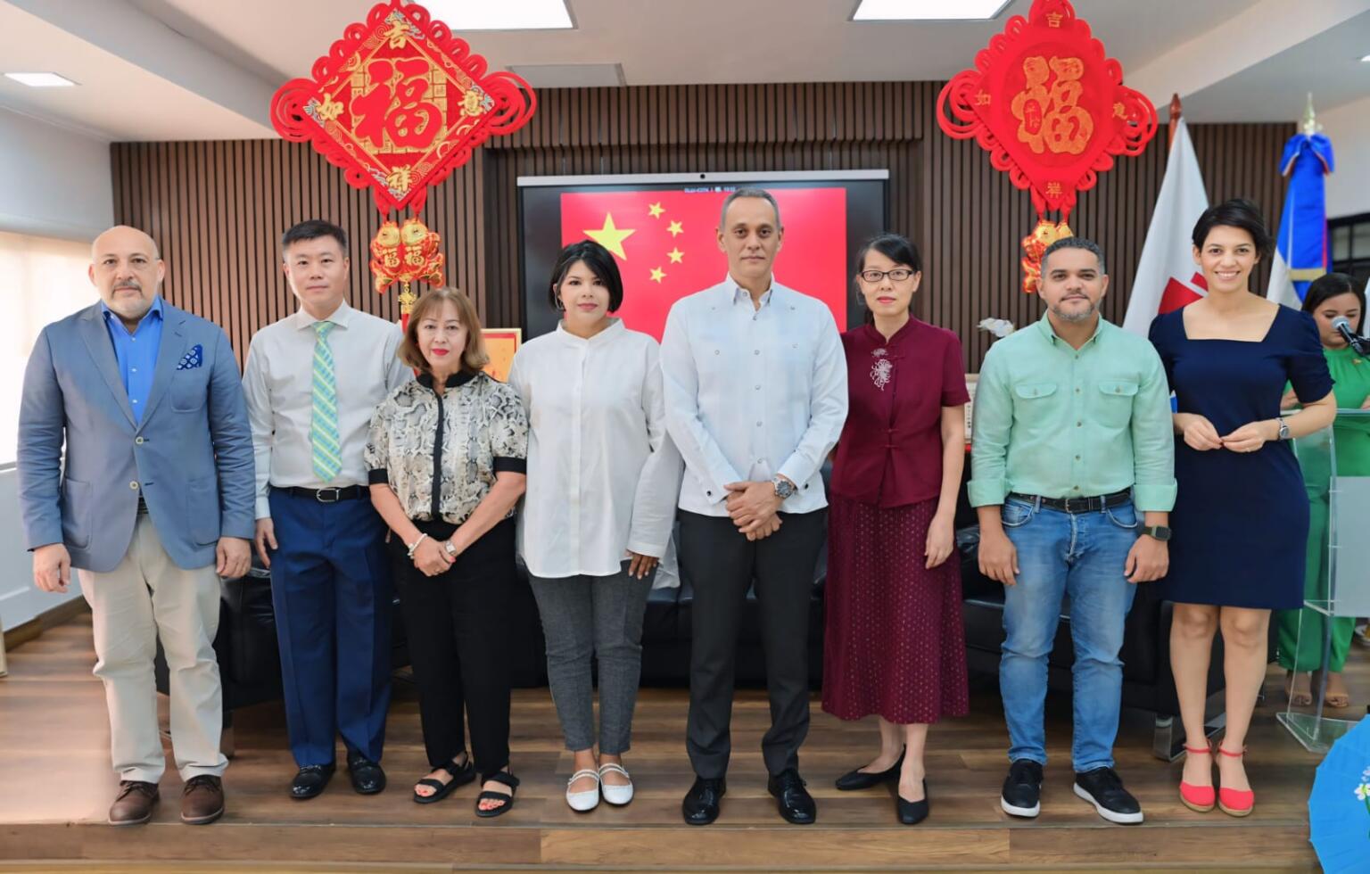 De izquierda a derecha Dr. Marino Beriguete; decano de la Escuela de Relaciones Internacionales y Ciencias Políticas de la Universidad del Caribe. Yeuk Fai Cheung; director ejecutivo Cendoesh; Rosa NG, presidenta de la Fundación Flor Para Todos y fundadora del Barrio Chino; Elisa González, vicerrectora Académica de Unicaribe; Manolo Pichardo, escritor y académico; Sra. María Tang, Primera Secretaria de la sección política de la Embajada de la República Popular China; Mihail García, director operativo Cendoesch; Esmeralda Mancebo, Directora de Cultura de Cendoesch.
