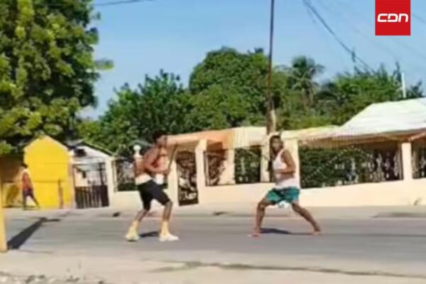 Un video que se ha hecho viral en la red social Facebook muestra el momento en que dos hombres se enfrentan a machetazos en Barahona.