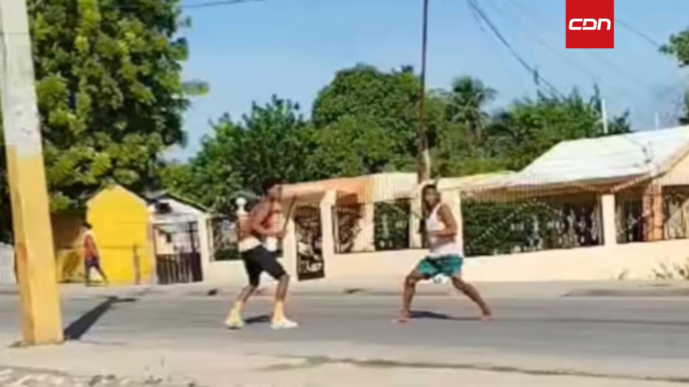 Un video que se ha hecho viral en la red social Facebook muestra el momento en que dos hombres se enfrentan a machetazos en Barahona.