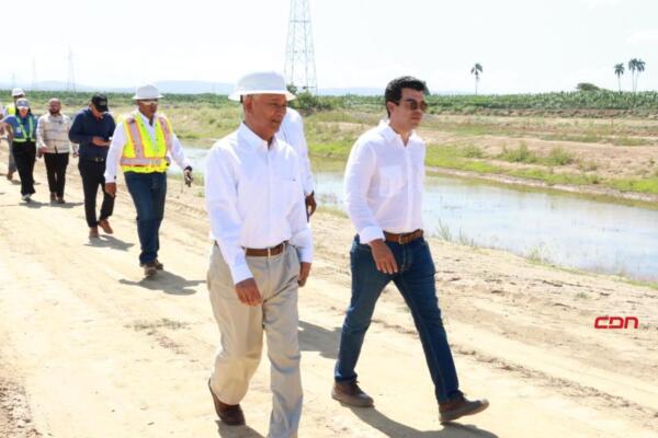 Wellington Arnaud supervisa avances en obras de agua y saneamiento.(foto, fuente externa)