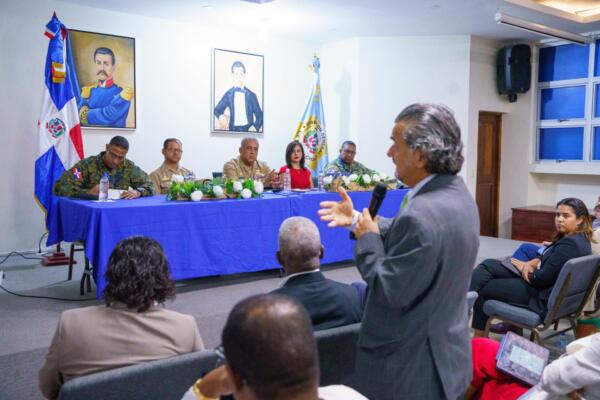 Parte-del-dialogo-que-sostuvo-el-director-de-DGM-con-los-invitados.CDN-Digital