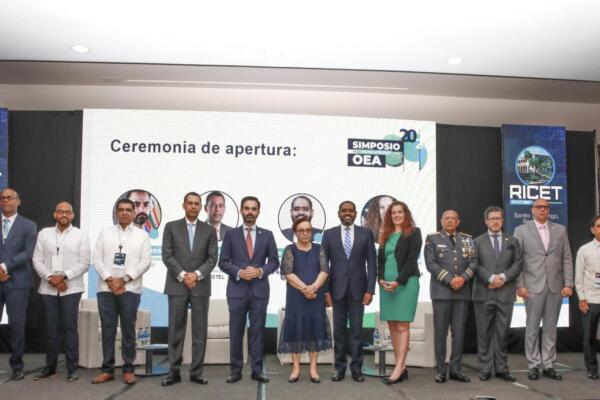 Participantes en simposio de la OEA