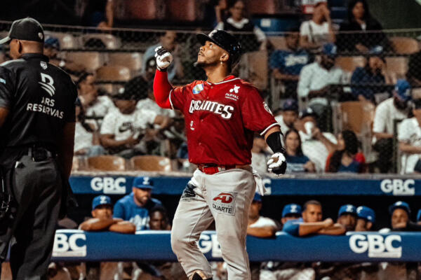 Jhon Nuñez llevó el poder del cacao a Santo Domingo en la segunda jornada de la pelota invernal