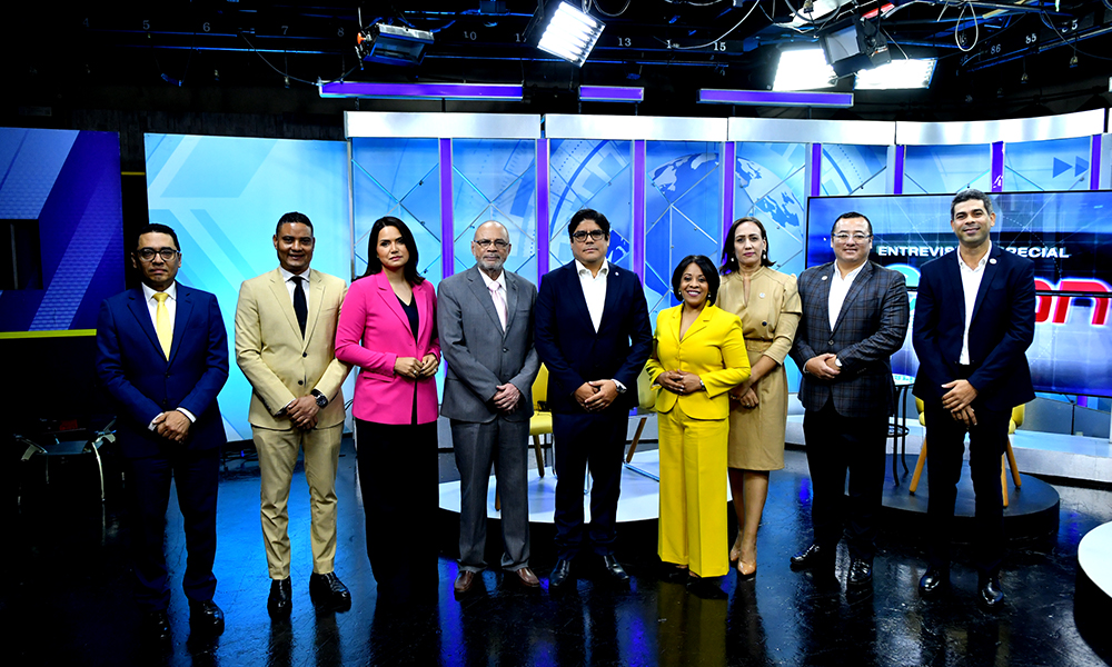 Federico Jovine, Martín Polanco, Julissa Céspedes, Nelson Rodríguez, Rodrigo Castañeda, Alba Nely Familia, Mariella Ortega, Diego Rojas Morea y Daniel Valerio en la parte preliminar de la entrevista especial elCaribe-CDN en la que se abordaron temas diversos.