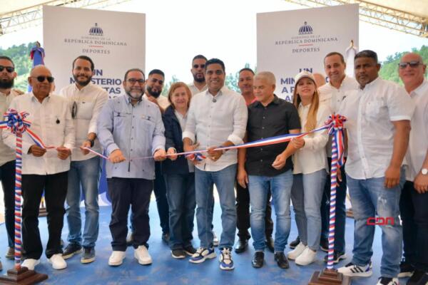 Kelvin Cruz inaugura play de softbol en Manabao.(foto, fuente externa)