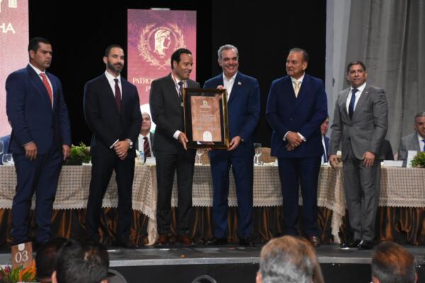 Reconocen al empresario Luis Brache con la Medalla de Honor al Mérito 2023