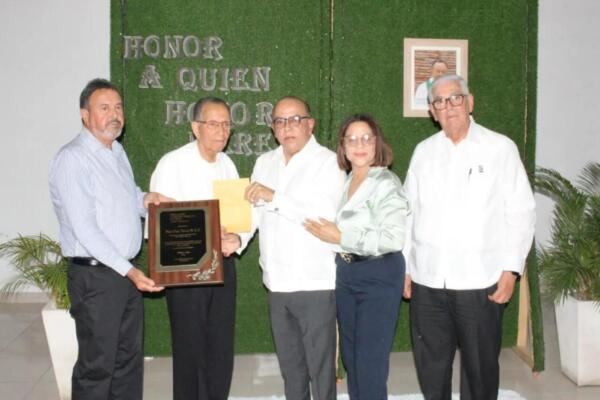padre Darío Taveras, fundador de la “Fundación Monumento Viviente”