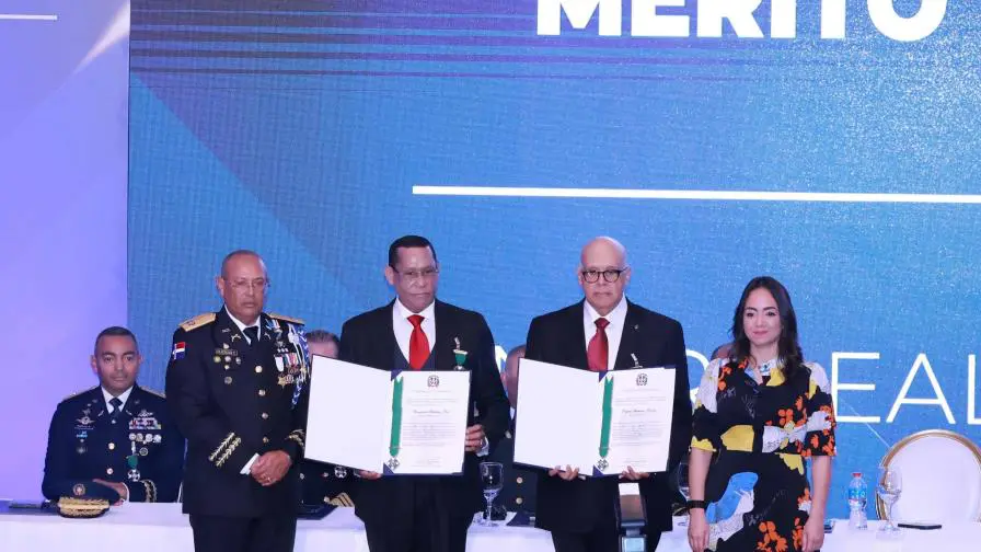 Santana Paez, ex jefe P N recibe “Orden al Mérito Policial”.