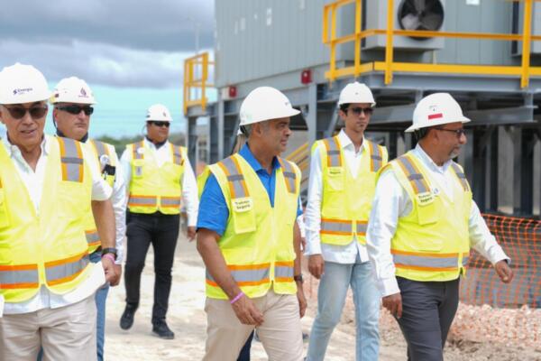 Joel Santos, ministro de Energía y Minas junto a quipo técnico.