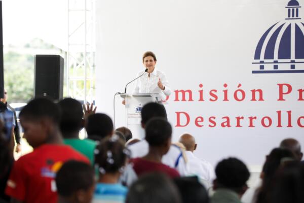 Vicepresidenta Raquel Peña entrega obras en el sur