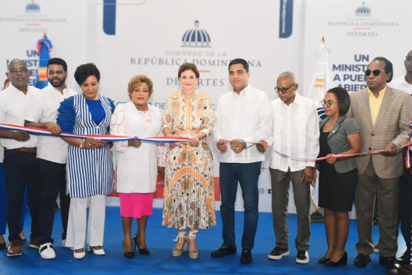Vicepresidenta de la República, Raquel Peña, realiza corte de cinta, ministro de Deportes, Kelvin Cruz, 
Lucrecia Santana, gobernadora provincia Santo Domingo, y Josefa Castillo, Superintendente de Seguros.

