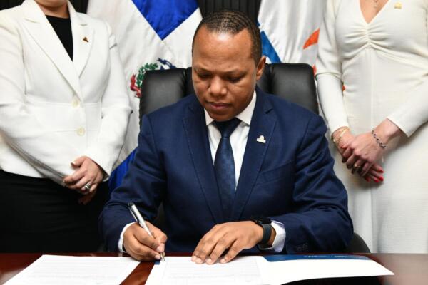 Intrant firma carta compromiso para implementar modelo de integridad.(foto, fuente externa)