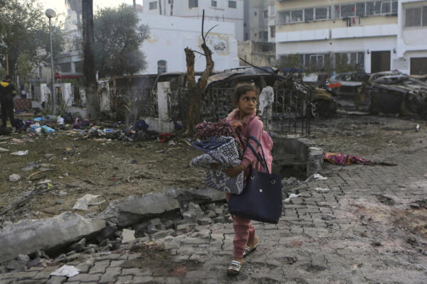 Video  Niña de 8 años, carga a su hermana herida en Gaza en busca de ayuda 