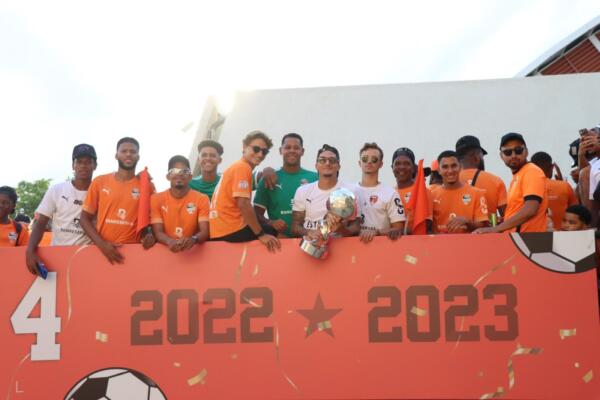 Los jugadores, directivos, patrocinadores, empelados, Lucas la mascota y fanáticos del Cibao FC, se reunieron en la parte exterior del estadio del Cibao FC, desde donde iniciaron el recorrido.