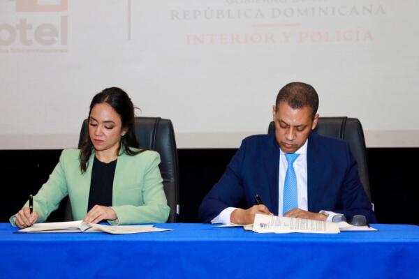 Ambos incumbentes firmando el convenio que busca modernizar de la Policía y mejorar los niveles de eficiencia en el registro de delitos
